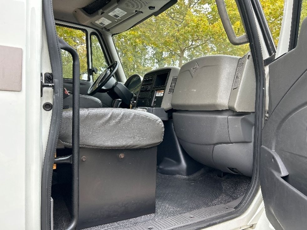 Medium Duty Box Truck-Light and Medium Duty Trucks-International-2019-4300-Burnaby-BC-198,540\n\t\tkm-$ 66,750 - Image 20