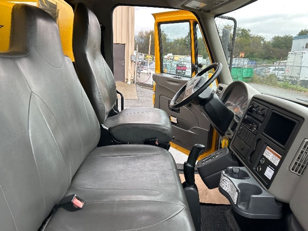 Medium Duty Box Truck-Light and Medium Duty Trucks-International-2019-4300-Burnaby-BC-217,189\n\t\tkm-$ 64,500 - Image 23