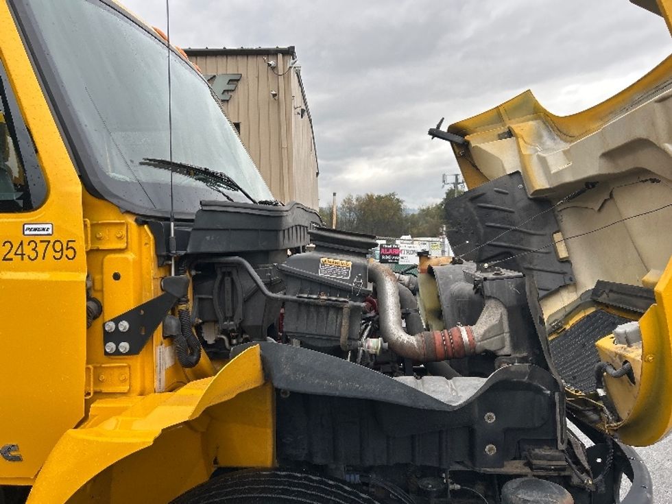 Medium Duty Box Truck-Light and Medium Duty Trucks-International-2019-4300-Burnaby-BC-217,189\n\t\tkm-$ 64,500 - Image 24