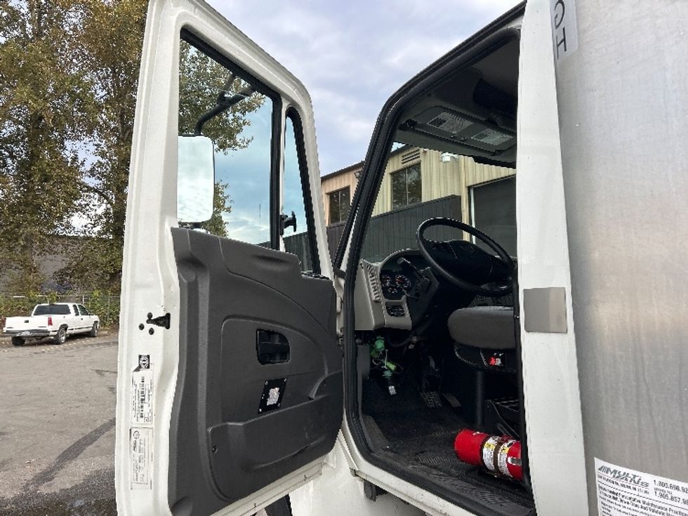 Medium Duty Box Truck-Light and Medium Duty Trucks-International-2019-4300-Burnaby-BC-226,983\n\t\tkm-$ 64,500 - Image 16