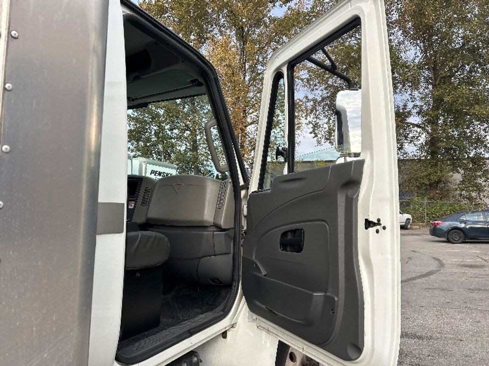 Medium Duty Box Truck-Light and Medium Duty Trucks-International-2019-4300-Burnaby-BC-226,983\n\t\tkm-$ 64,500 - Image 19