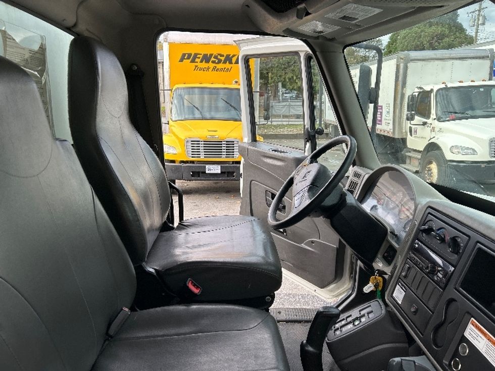 Medium Duty Box Truck-Light and Medium Duty Trucks-International-2019-4300-Burnaby-BC-226,983\n\t\tkm-$ 64,500 - Image 21