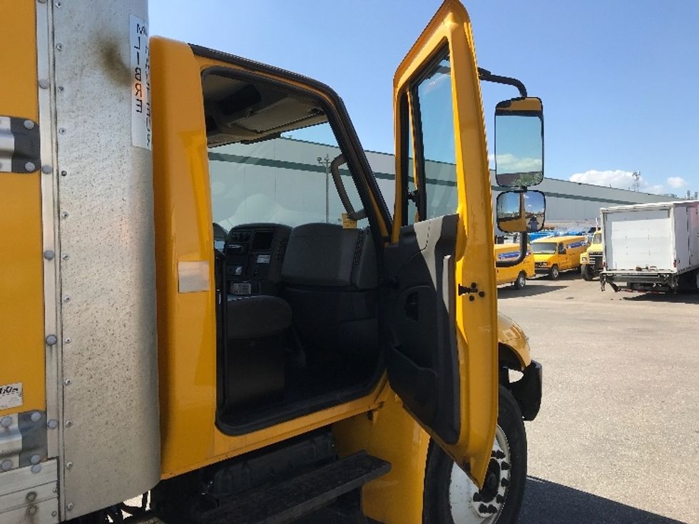 Medium Duty Box Truck-Light and Medium Duty Trucks-International-2019-4300-Calgary-AB-262,890\n\t\tkm-$ 56,500 - Image 20