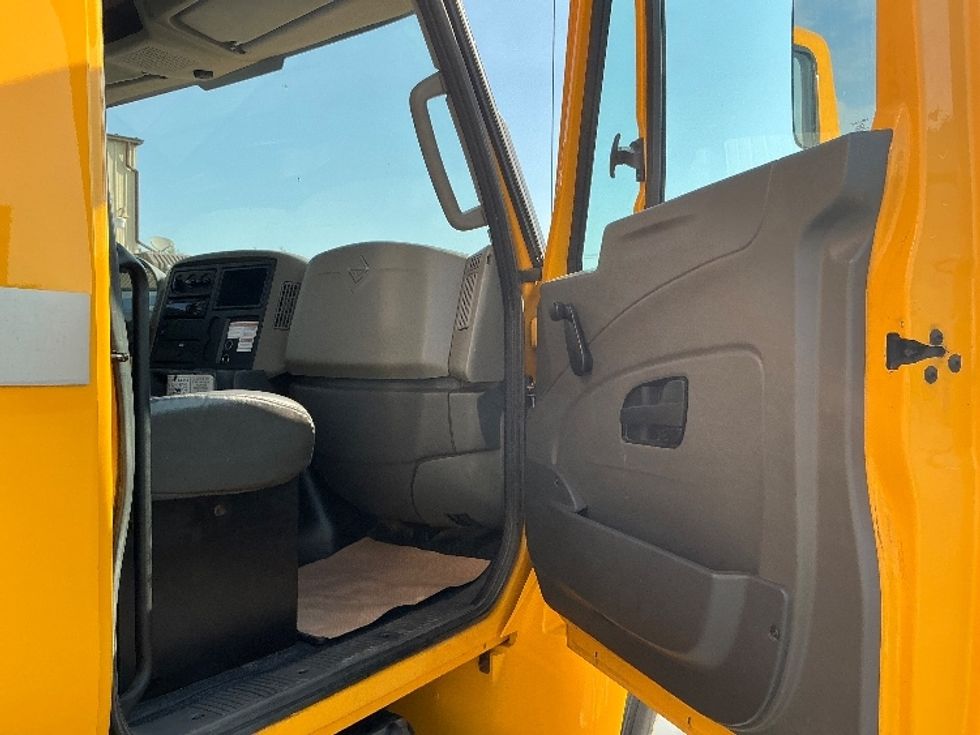 Medium Duty Box Truck-Light and Medium Duty Trucks-International-2019-4300-Calgary-AB-269,536\n\t\tkm-$ 55,500 - Image 20
