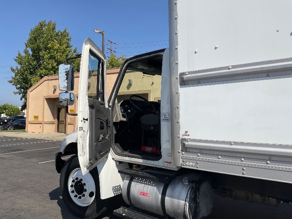Medium Duty Box Truck-Light and Medium Duty Trucks-International-2019-4300-Chino-CA-158,588\n\t\tmiles-$ 47,000 - Image 16