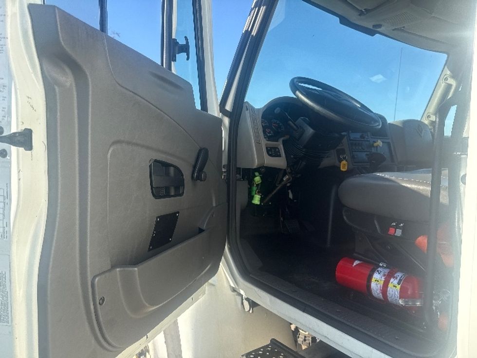 Medium Duty Box Truck-Light and Medium Duty Trucks-International-2019-4300-Dallas-TX-103,336\n\t\tmiles-$ 56,750 - Image 16