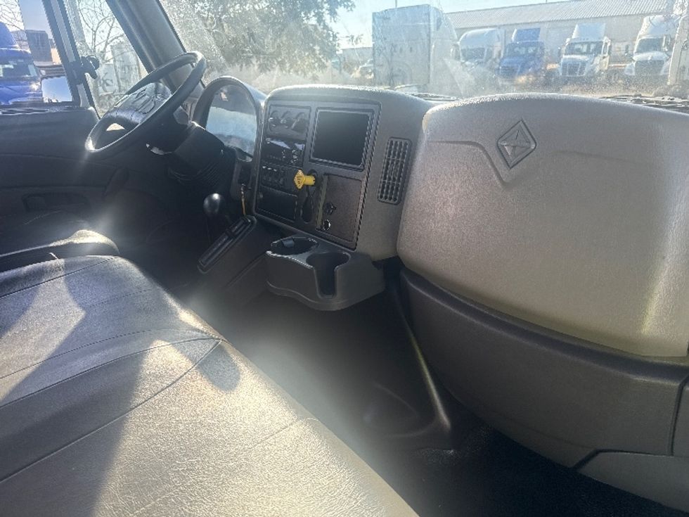 Medium Duty Box Truck-Light and Medium Duty Trucks-International-2019-4300-Dallas-TX-103,336\n\t\tmiles-$ 56,750 - Image 22