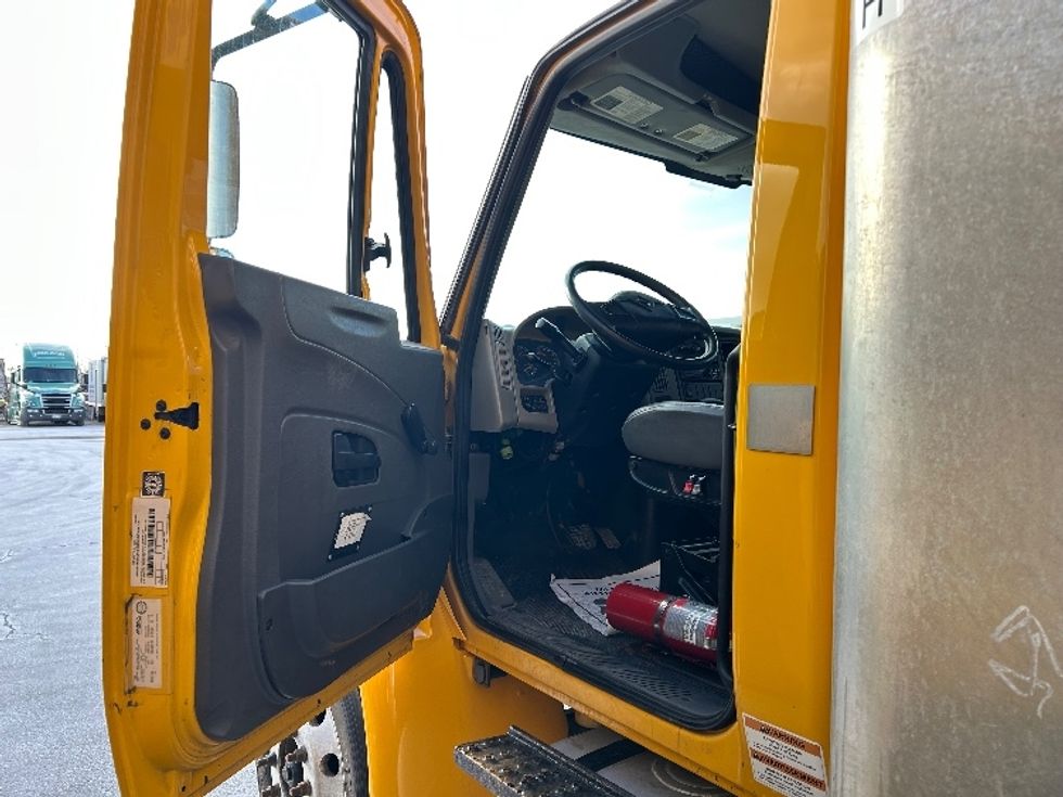 Medium Duty Box Truck-Light and Medium Duty Trucks-International-2019-4300-Dartmouth-NS-269,716\n\t\tkm-$ 59,500 - Image 16