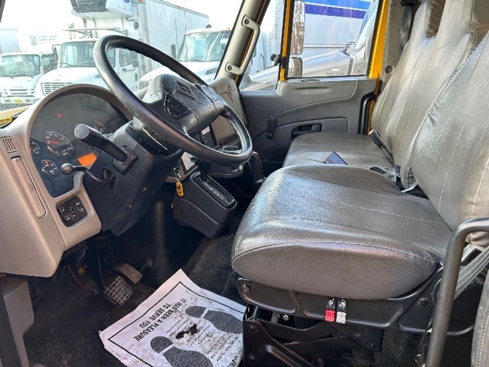 Medium Duty Box Truck-Light and Medium Duty Trucks-International-2019-4300-Dartmouth-NS-269,716\n\t\tkm-$ 59,500 - Image 17