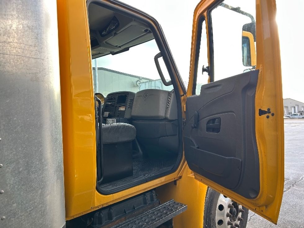 Medium Duty Box Truck-Light and Medium Duty Trucks-International-2019-4300-Dartmouth-NS-269,716\n\t\tkm-$ 59,500 - Image 20
