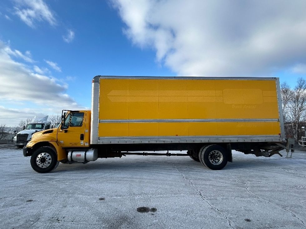 Medium Duty Box Truck-Light and Medium Duty Trucks-International-2019-4300-Dartmouth-NS-269,716\n\t\tkm-$ 59,500 - Image 4
