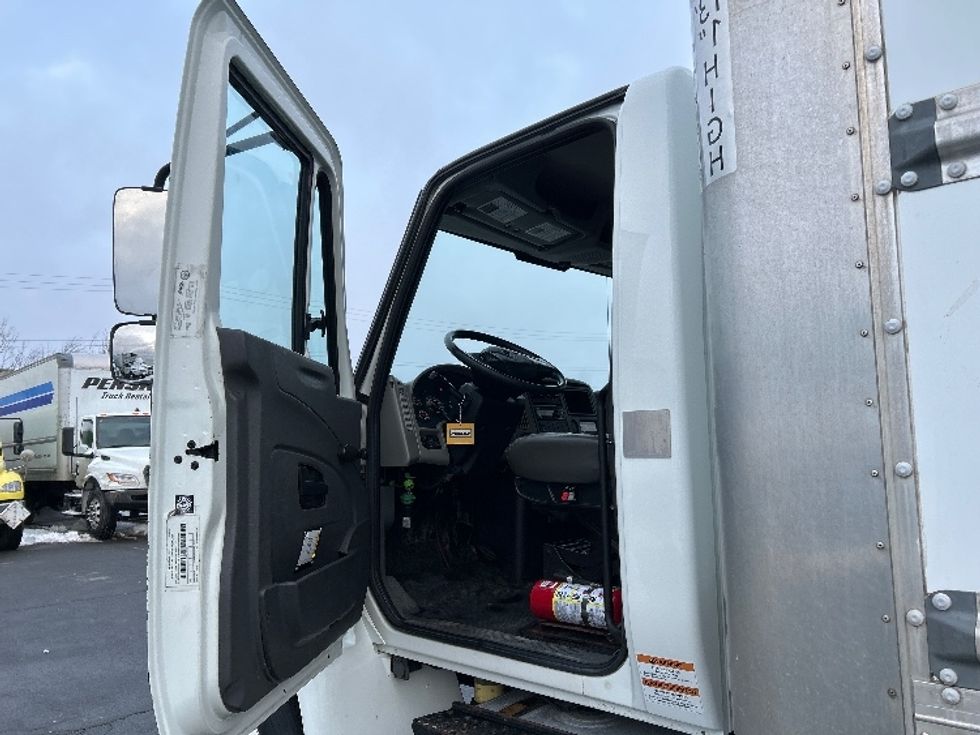 Medium Duty Box Truck-Light and Medium Duty Trucks-International-2019-4300-Dartmouth-NS-286,645\n\t\tkm-$ 57,500 - Image 15