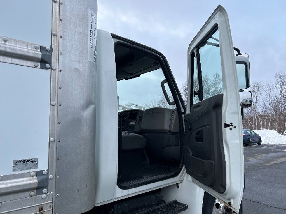 Medium Duty Box Truck-Light and Medium Duty Trucks-International-2019-4300-Dartmouth-NS-286,645\n\t\tkm-$ 57,500 - Image 19