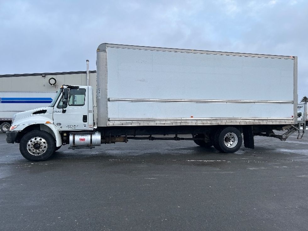 Medium Duty Box Truck-Light and Medium Duty Trucks-International-2019-4300-Dartmouth-NS-286,645\n\t\tkm-$ 57,500 - Image 4