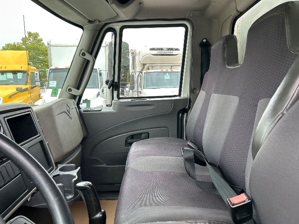Medium Duty Box Truck-Light and Medium Duty Trucks-International-2019-4300-Delta-BC-147,336\n\t\tkm-$ 70,250 - Image 19