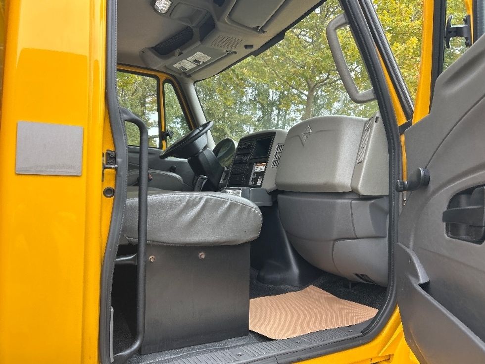 Medium Duty Box Truck-Light and Medium Duty Trucks-International-2019-4300-Delta-BC-152,259\n\t\tkm-$ 67,250 - Image 19