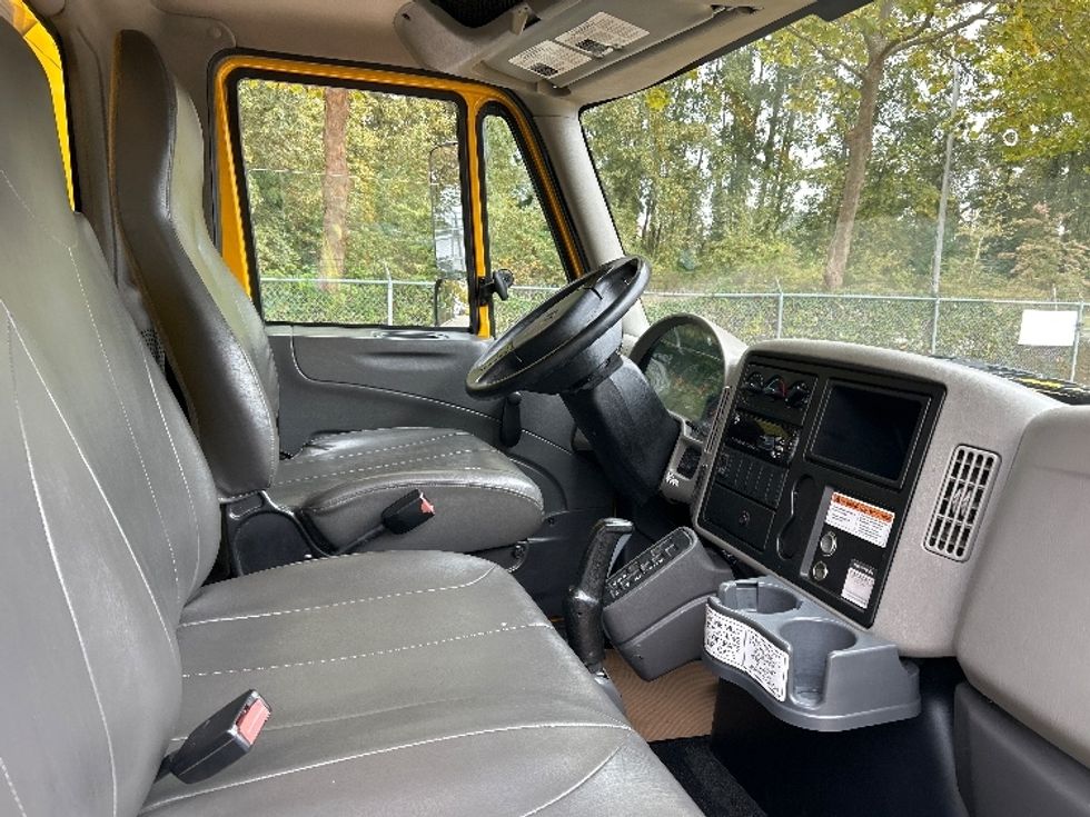 Medium Duty Box Truck-Light and Medium Duty Trucks-International-2019-4300-Delta-BC-152,259\n\t\tkm-$ 67,250 - Image 21