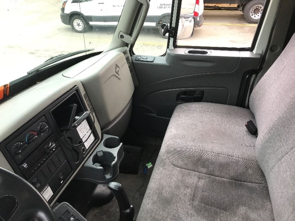 Medium Duty Box Truck-Light and Medium Duty Trucks-International-2019-4300-Delta-BC-174,909\n\t\tkm-$ 67,250 - Image 19