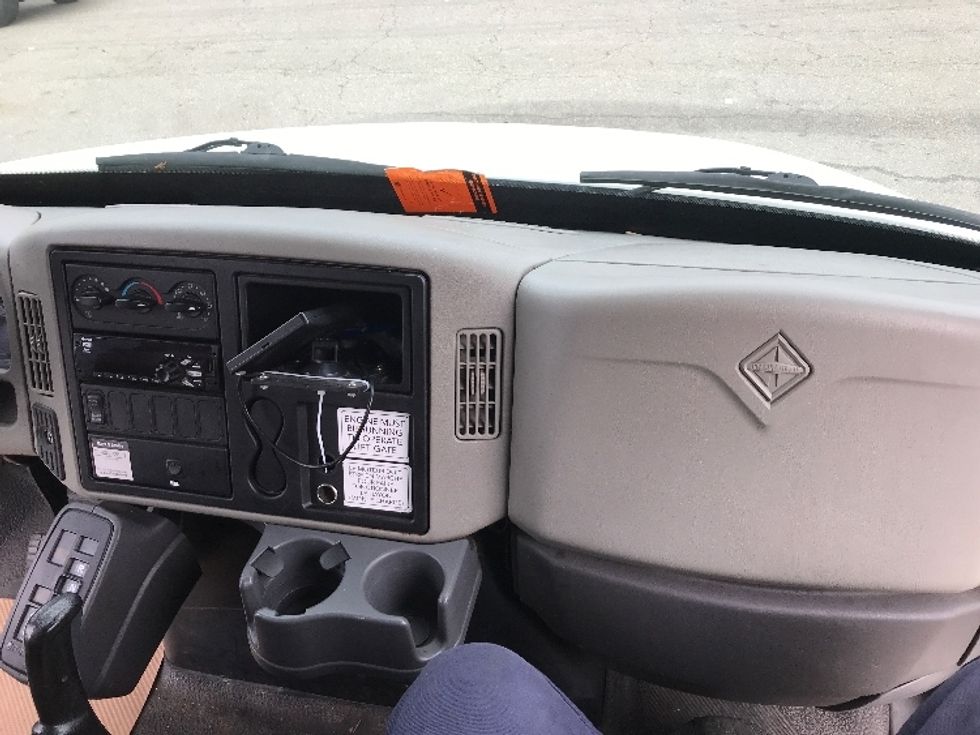 Medium Duty Box Truck-Light and Medium Duty Trucks-International-2019-4300-Delta-BC-174,909\n\t\tkm-$ 67,250 - Image 21