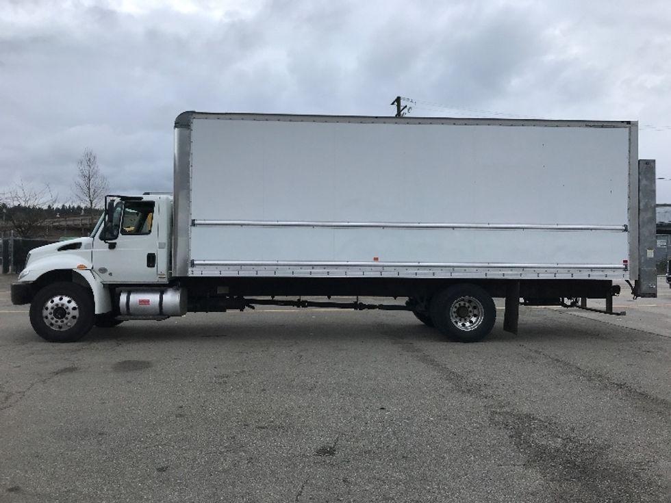 Medium Duty Box Truck-Light and Medium Duty Trucks-International-2019-4300-Delta-BC-174,909\n\t\tkm-$ 67,250 - Image 4