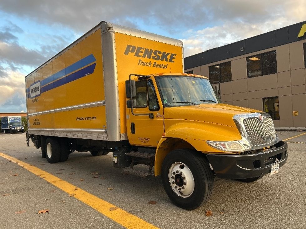 Medium Duty Box Truck-Light and Medium Duty Trucks-International-2019-4300-Delta-BC-178,782\n\t\tkm-$ 65,500 - Image 1