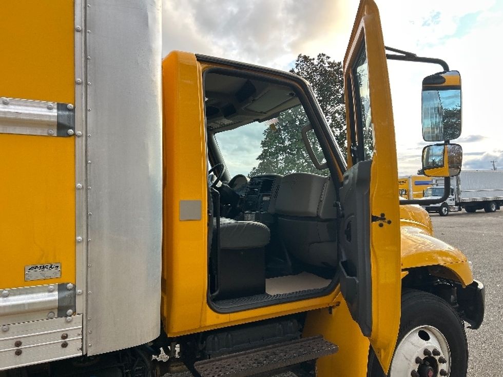 Medium Duty Box Truck-Light and Medium Duty Trucks-International-2019-4300-Delta-BC-178,782\n\t\tkm-$ 65,500 - Image 20