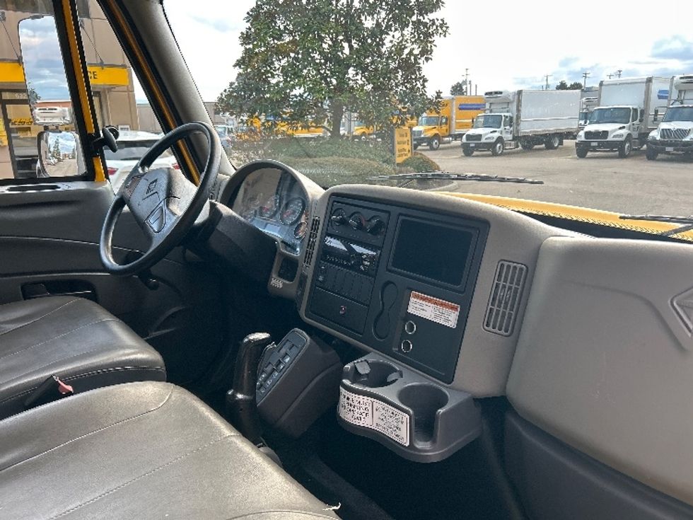 Medium Duty Box Truck-Light and Medium Duty Trucks-International-2019-4300-Delta-BC-178,782\n\t\tkm-$ 65,500 - Image 22