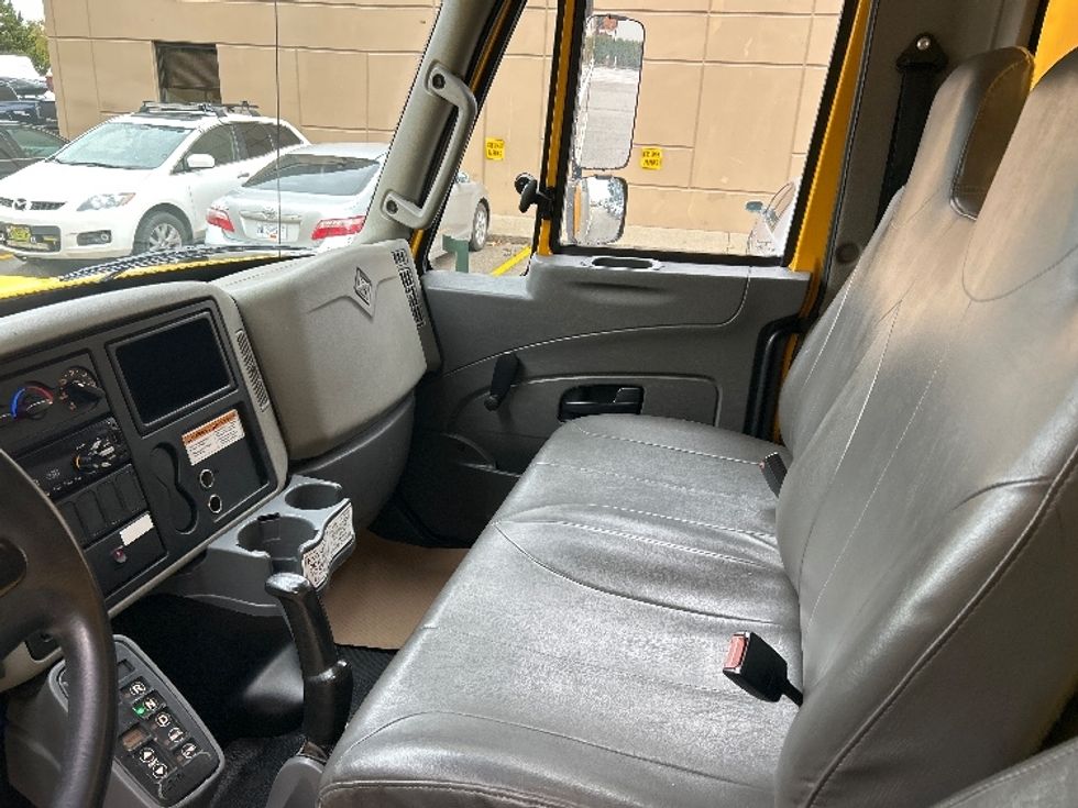 Medium Duty Box Truck-Light and Medium Duty Trucks-International-2019-4300-Delta-BC-191,218\n\t\tkm-$ 64,750 - Image 19