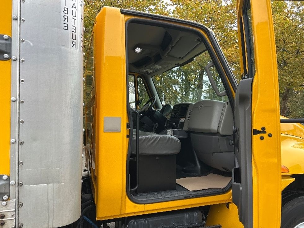 Medium Duty Box Truck-Light and Medium Duty Trucks-International-2019-4300-Delta-BC-191,218\n\t\tkm-$ 64,750 - Image 20