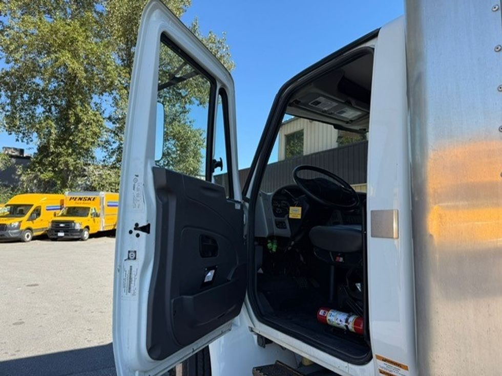Medium Duty Box Truck-Light and Medium Duty Trucks-International-2019-4300-Delta-BC-194,606\n\t\tkm-$ 66,750 - Image 13