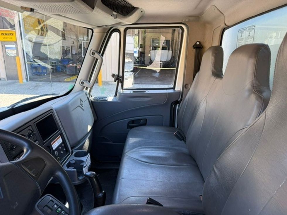 Medium Duty Box Truck-Light and Medium Duty Trucks-International-2019-4300-Delta-BC-194,606\n\t\tkm-$ 66,750 - Image 14