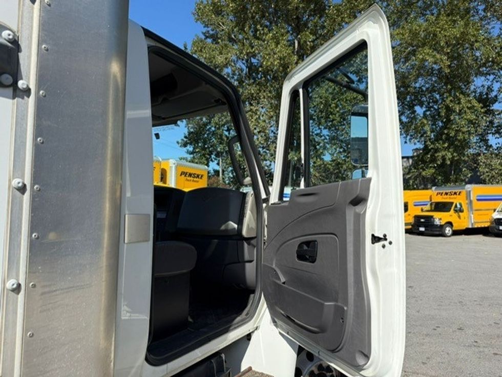 Medium Duty Box Truck-Light and Medium Duty Trucks-International-2019-4300-Delta-BC-194,606\n\t\tkm-$ 66,750 - Image 15