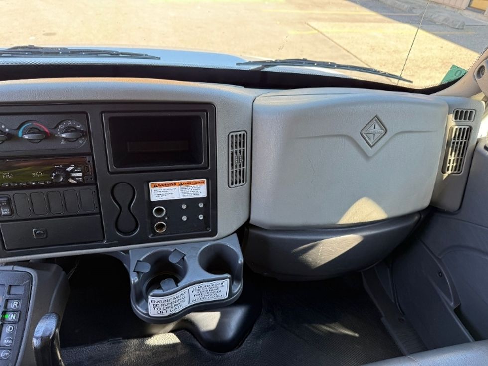 Medium Duty Box Truck-Light and Medium Duty Trucks-International-2019-4300-Delta-BC-194,606\n\t\tkm-$ 66,750 - Image 16