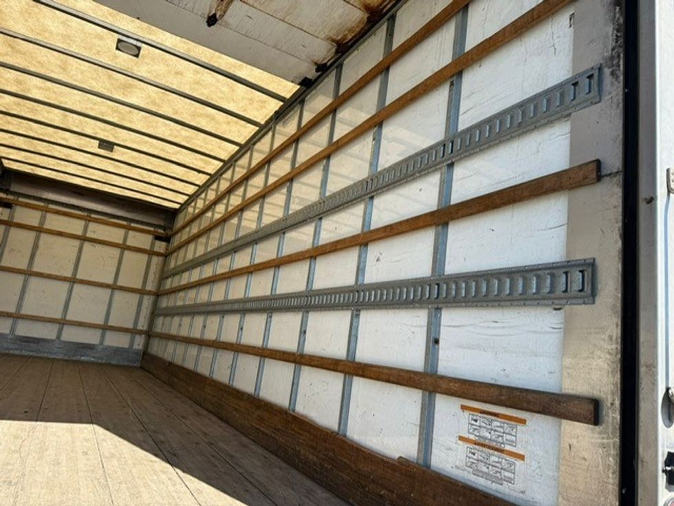 Medium Duty Box Truck-Light and Medium Duty Trucks-International-2019-4300-Delta-BC-194,606\n\t\tkm-$ 66,750 - Image 5