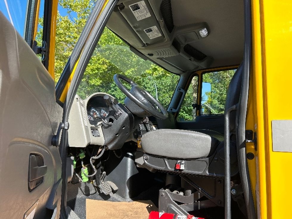 Medium Duty Box Truck-Light and Medium Duty Trucks-International-2019-4300-Delta-BC-260,200\n\t\tkm-$ 58,500 - Image 16
