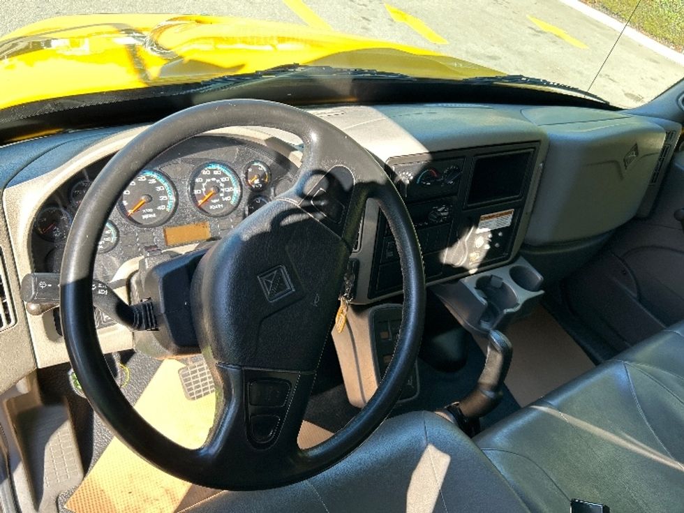 Medium Duty Box Truck-Light and Medium Duty Trucks-International-2019-4300-Delta-BC-260,200\n\t\tkm-$ 58,500 - Image 18