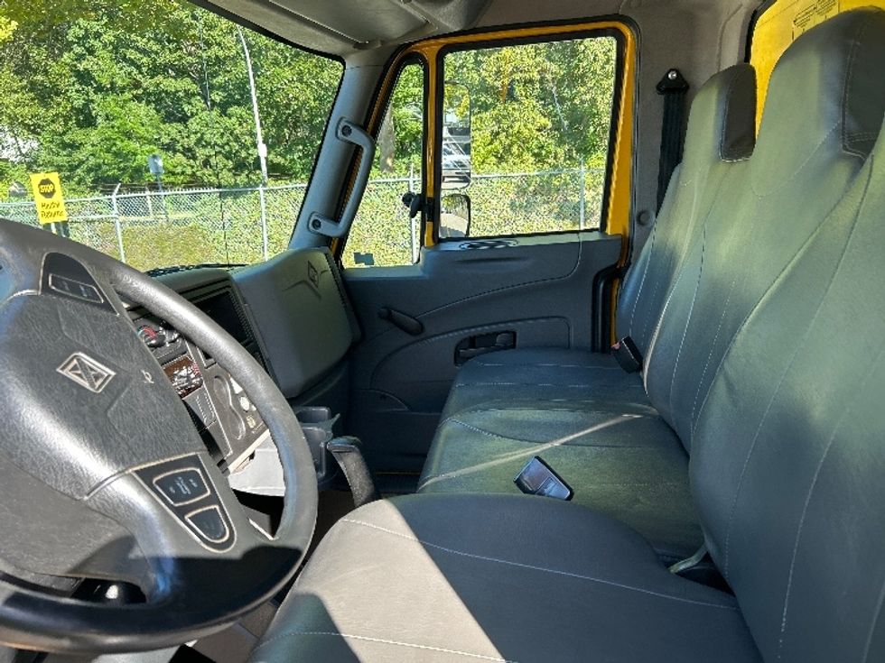 Medium Duty Box Truck-Light and Medium Duty Trucks-International-2019-4300-Delta-BC-260,200\n\t\tkm-$ 58,500 - Image 19