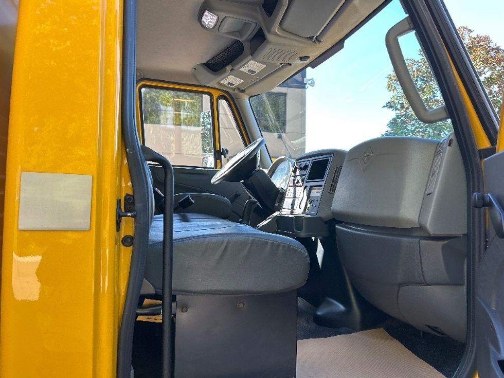 Medium Duty Box Truck-Light and Medium Duty Trucks-International-2019-4300-Delta-BC-260,200\n\t\tkm-$ 58,500 - Image 20