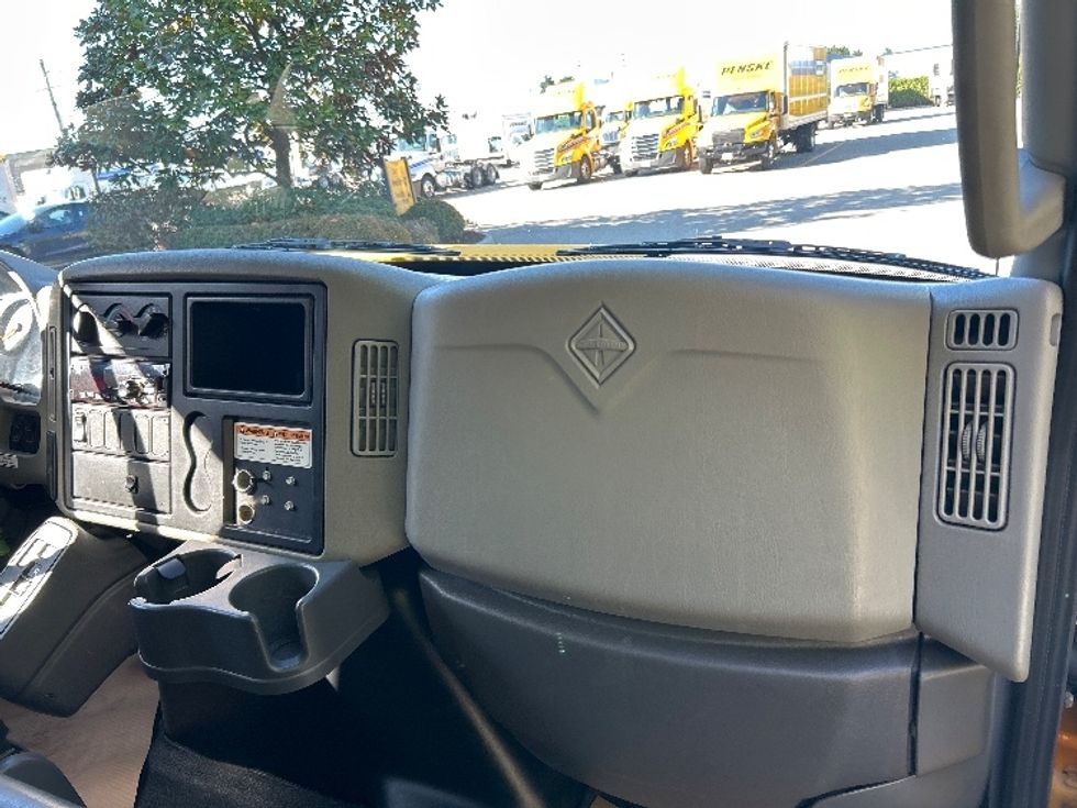 Medium Duty Box Truck-Light and Medium Duty Trucks-International-2019-4300-Delta-BC-260,200\n\t\tkm-$ 58,500 - Image 21