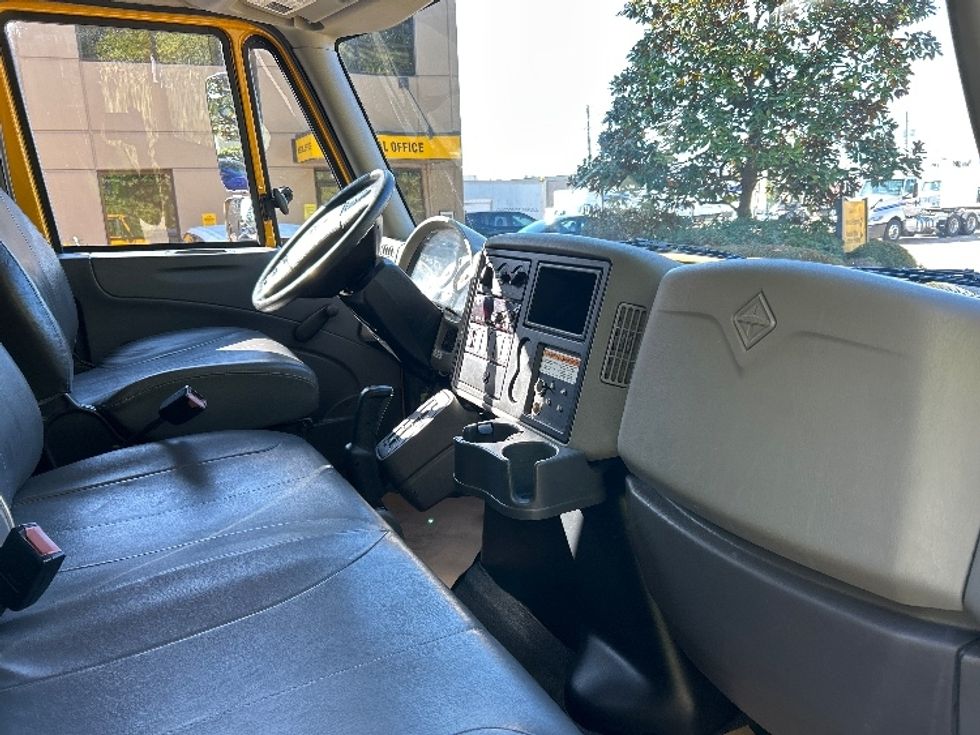 Medium Duty Box Truck-Light and Medium Duty Trucks-International-2019-4300-Delta-BC-260,200\n\t\tkm-$ 58,500 - Image 22