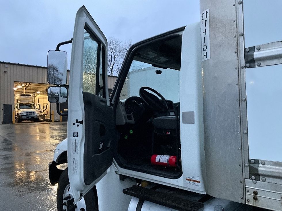 Medium Duty Box Truck-Light and Medium Duty Trucks-International-2019-4300-Delta-BC-280,305\n\t\tkm-$ 59,500 - Image 16
