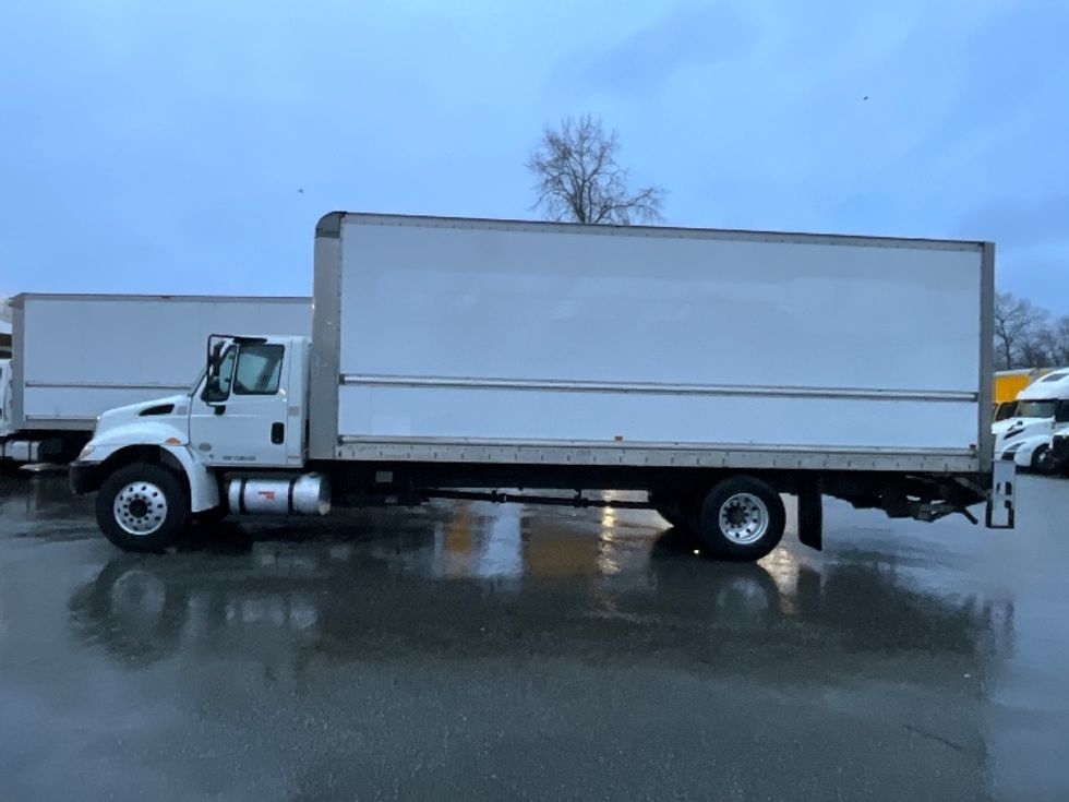 Medium Duty Box Truck-Light and Medium Duty Trucks-International-2019-4300-Delta-BC-280,305\n\t\tkm-$ 59,500 - Image 4