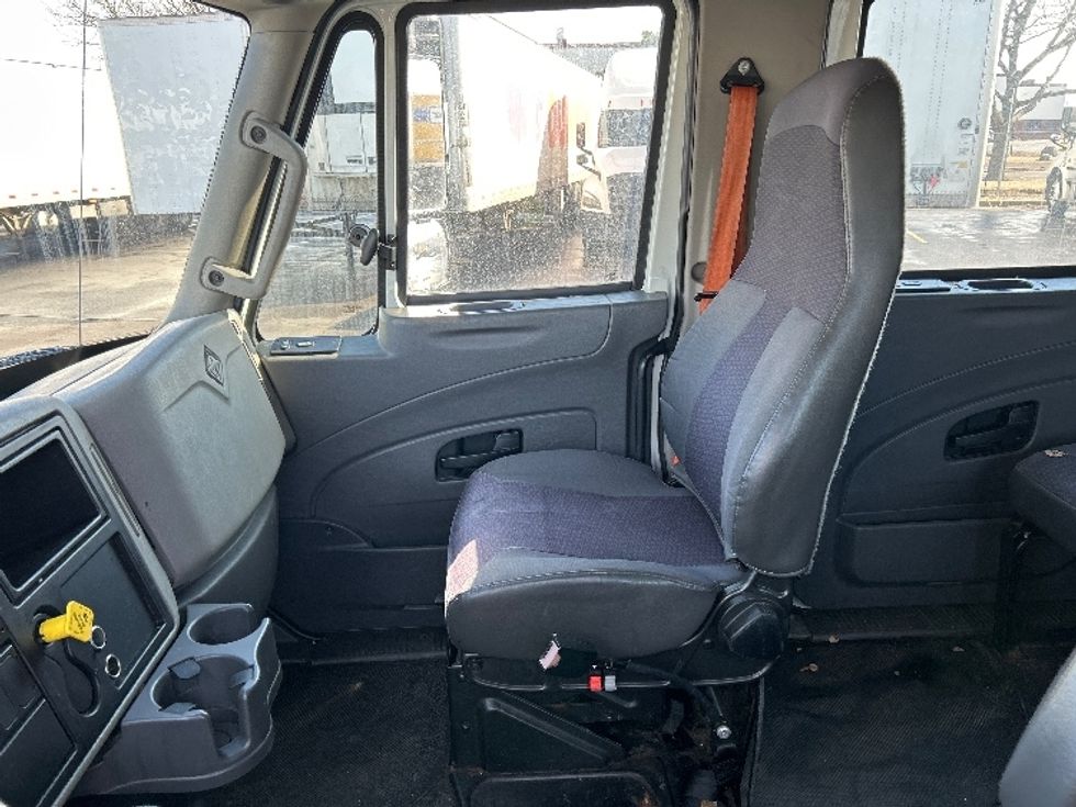 Medium Duty Box Truck-Light and Medium Duty Trucks-International-2019-4300-East Chicago-IN-219,220\n\t\tmiles-$ 44,250 - Image 19