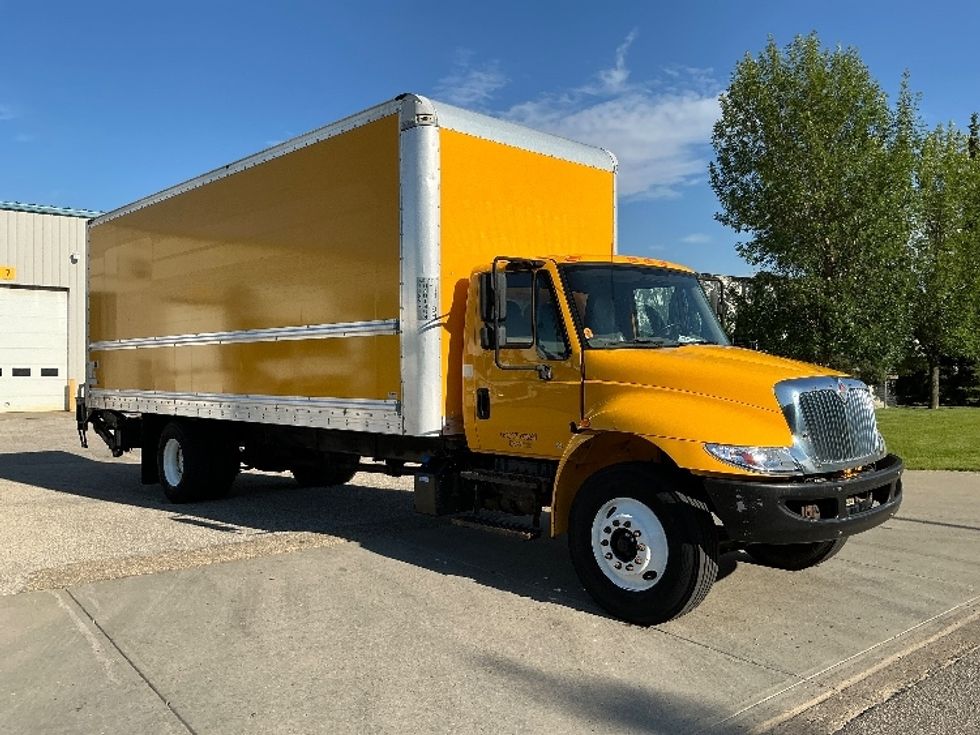 Medium Duty Box Truck-Light and Medium Duty Trucks-International-2019-4300-Edmonton-AB-276,951\n\t\tkm-$ 53,500 - Image 1