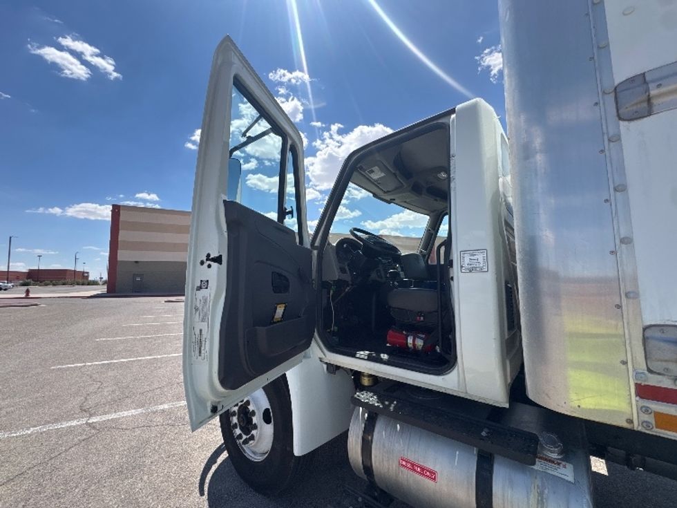 Medium Duty Box Truck-Light and Medium Duty Trucks-International-2019-4300-El Paso-TX-198,996\n\t\tmiles-$ 39,500 - Image 16