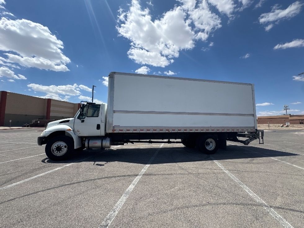 Medium Duty Box Truck-Light and Medium Duty Trucks-International-2019-4300-El Paso-TX-198,996\n\t\tmiles-$ 39,500 - Image 4