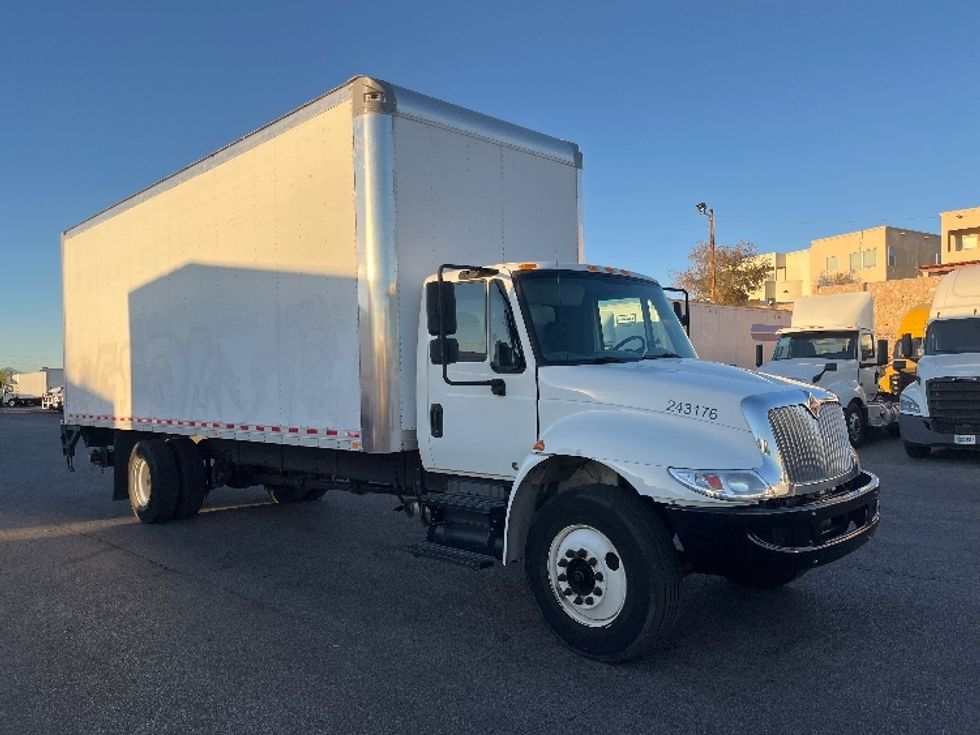 Medium Duty Box Truck-Light and Medium Duty Trucks-International-2019-4300-El Paso-TX-266,303\n\t\tmiles-$ 33,500 - Image 1