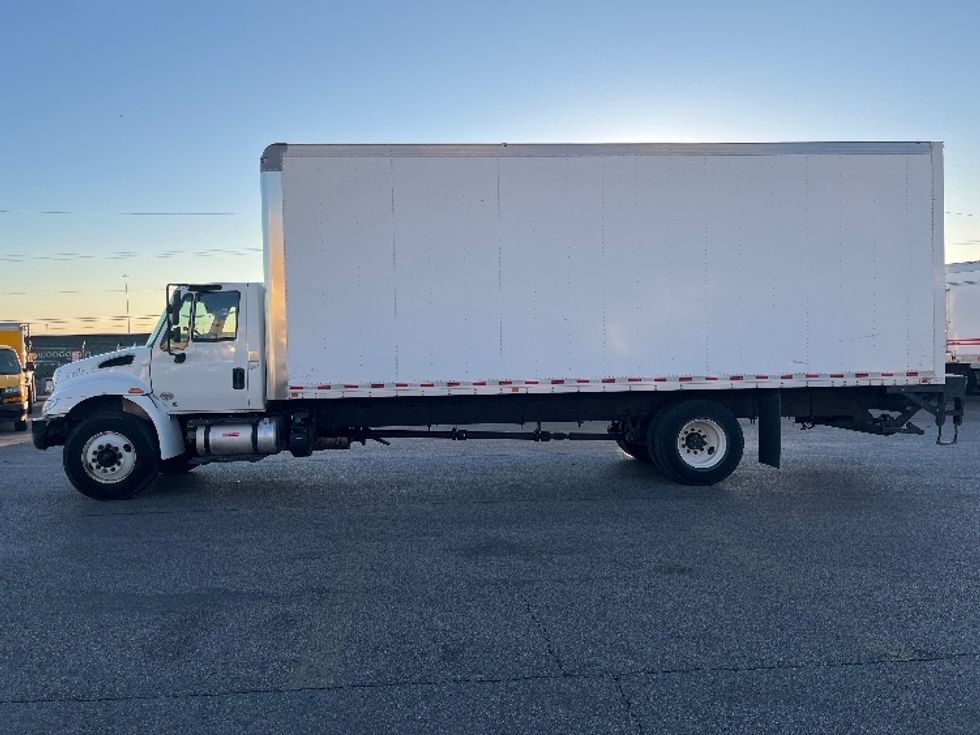 Medium Duty Box Truck-Light and Medium Duty Trucks-International-2019-4300-El Paso-TX-266,303\n\t\tmiles-$ 33,500 - Image 4