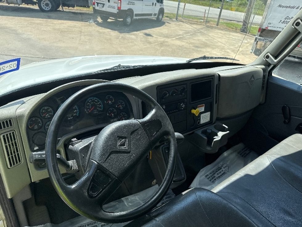 Medium Duty Box Truck-Light and Medium Duty Trucks-International-2019-4300-Essex Junction-VT-186,117\n\t\tmiles-$ 37,250 - Image 17