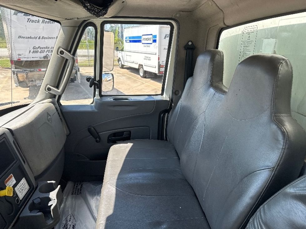 Medium Duty Box Truck-Light and Medium Duty Trucks-International-2019-4300-Essex Junction-VT-186,117\n\t\tmiles-$ 37,250 - Image 19